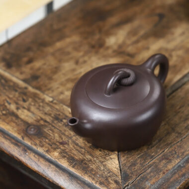 Full Handmade Yixing Zisha Teapot [Single Ring Flat Round Pot] (Lao Zi Ni – 200ml)