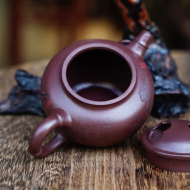 Full Handmade Yixing Zisha Teapot [Niu Gai Pot] (Zi Ni – 170ml)