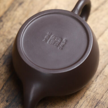 Full Handmade Yixing Zisha Teapot [Single Ring Flat Round Pot] (Lao Zi Ni – 200ml)