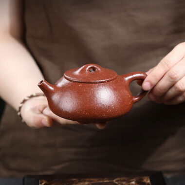 Full Handmade Yixing Zisha Teapot [Jingzhou Shi Piao] (Tao Hua Ni – 300ml)