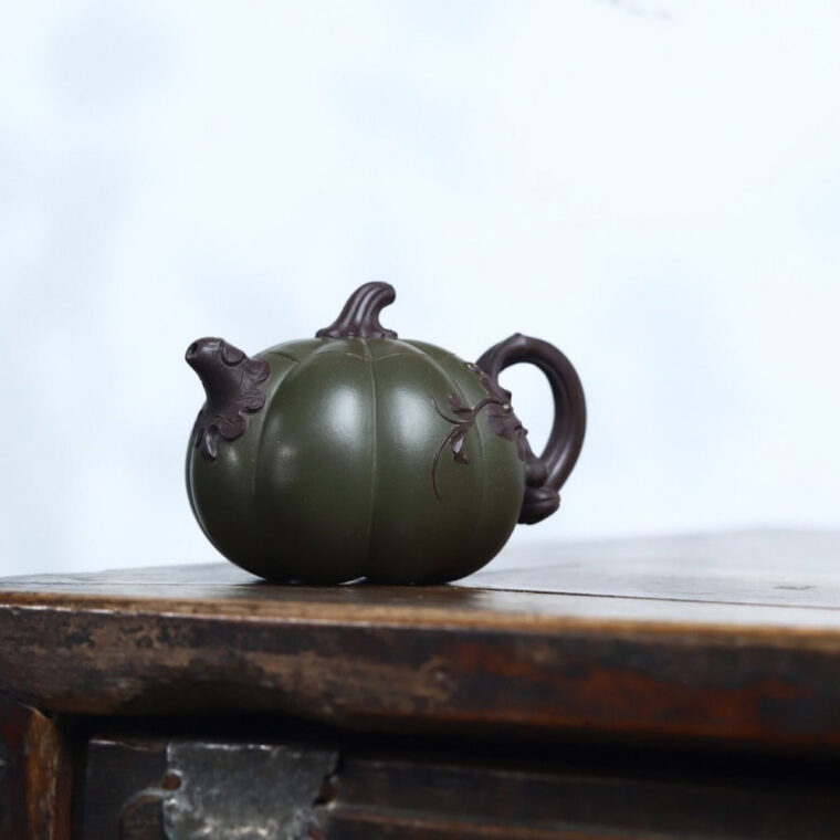 Full Handmade Yixing Zisha Teapot [Bi-color Pumpkin Pot] (Lu Ni/Zi Ni – 260ml)