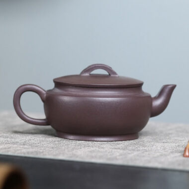 Full Handmade Yixing Zisha Teapot [Dayun Hanwa Pot] (Lao Zi Ni – 250ml)
