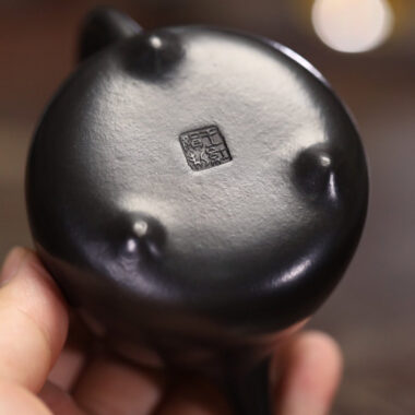 Full Handmade Yixing Zisha Teapot [Gao Shi Piao Pot] (Hei Ni – 200ml)