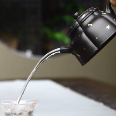 Full Handmade Yixing Zisha Teapot [Golden Half Moon Pot] (Shi Huang – 280ml)