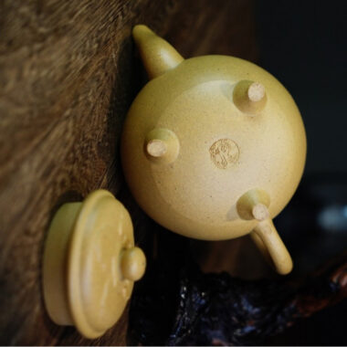 Full Handmade Yixing Zisha Teapot [Dabin Ruyi] (Bensan Lu Ni  – 200ml)