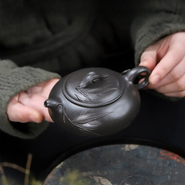 Full Handmade Yixing Zisha Teapot [Biyu Qing Zhu] (Tian Qing Ni – 140ml)