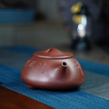 Full Handmade Yixing Zisha Teapot [Jingzhou Shi Piao Pot – Qingfeng Zhu Ying] (Zi Ni – 260ml)