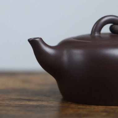 Full Handmade Yixing Zisha Teapot [Single Ring Flat Round Pot] (Lao Zi Ni – 200ml)