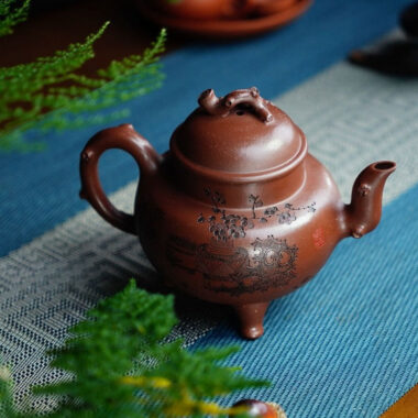 Full Handmade Yixing Zisha Teapot [Sanzu Dingli Pot] (Di Cao Qing – 290ml)