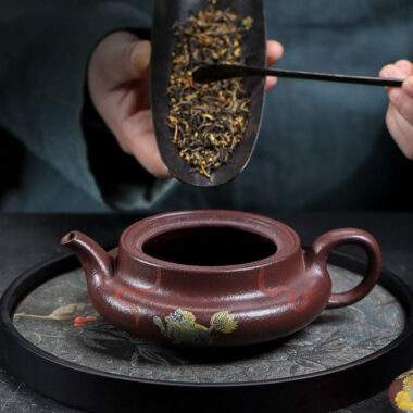 Full Handmade Yixing Zisha Teapot [Jiqing Tian Xia] (30 Mu Zi Ni – 260ml)