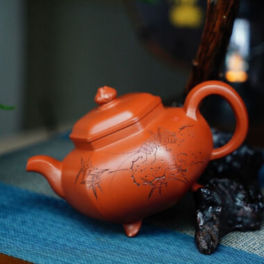 Full Handmade Yixing Zisha Teapot [San Fen Tian Xia Pot] (Zhu Ni – 280ml)