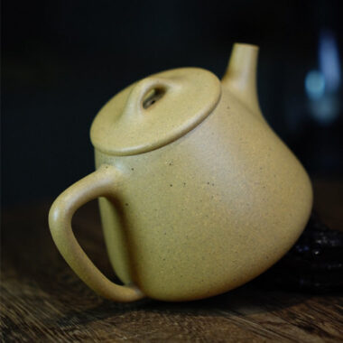 Full Handmade Yixing Zisha Teapot [Gao Shi Piao Pot] (Bensan Lu Ni – 210ml)