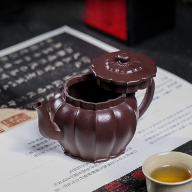 Full Handmade Yixing Zisha Teapot [Jinwen Gongdeng] (Zi Ni – 250ml)