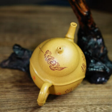 Full Handmade Yixing Zisha Teapot [Buddha Belly Pot] (Huangjin Duan Ni – 160ml)
