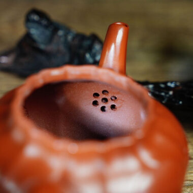 Full Handmade Yixing Zisha Teapot [Ruyi Gong Deng Pot] (Zhu Ni – 170ml)