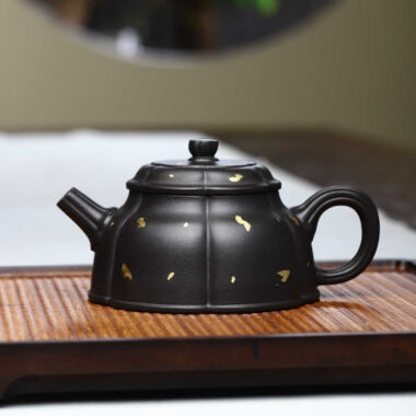 Full Handmade Yixing Zisha Teapot [Golden Half Moon Pot] (Shi Huang – 280ml)