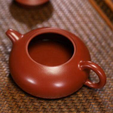 Full Handmade Yixing Zisha Teapot [Half Moon Pot] (Dahongpao – 170ml)