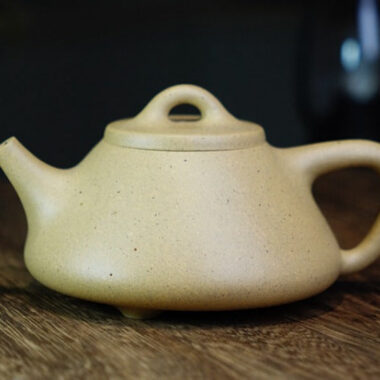Full Handmade Yixing Zisha Teapot [Ziye Shi Piao Pot] (Bensan Lu Ni – 260ml)
