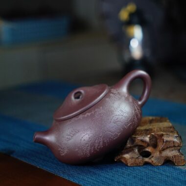 Full Handmade Yixing Zisha Teapot [Jingzhou Shi Piao Pot – Shan Shui] (Zi Ni – 230ml)