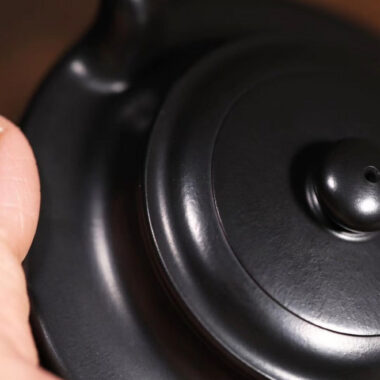 Full Handmade Yixing Zisha Teapot [Xu Bian Pot] (Hei Ni – 200ml)