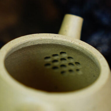 Full Handmade Yixing Zisha Teapot [Gao Shi Piao Pot] (Bensan Lu Ni – 210ml)