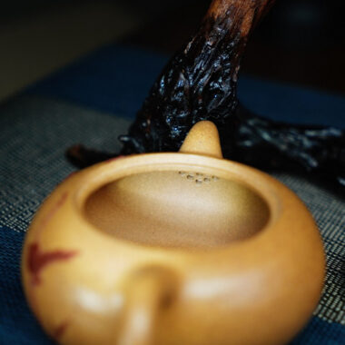 Full Handmade Yixing Zisha Teapot [Lotus Yuan Zhu Pot] (Wucai Lao Duan Ni – 220ml)
