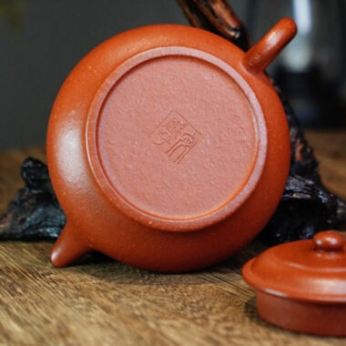 Full Handmade Yixing Zisha Teapot [Xu Bian Pot] (Jiang Po Ni – 210ml)