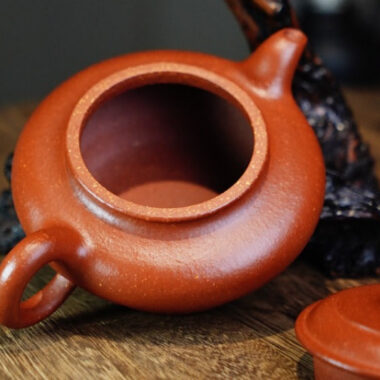 Full Handmade Yixing Zisha Teapot [Xu Bian Pot] (Jiang Po Ni – 210ml)
