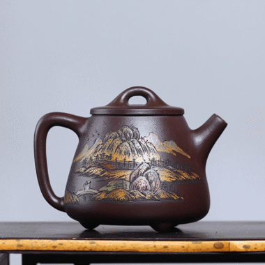 Full Handmade Yixing Zisha Shanshui Color Painted Teapot [Gao Shi Piao] (Lao Zi Ni – 290ml)