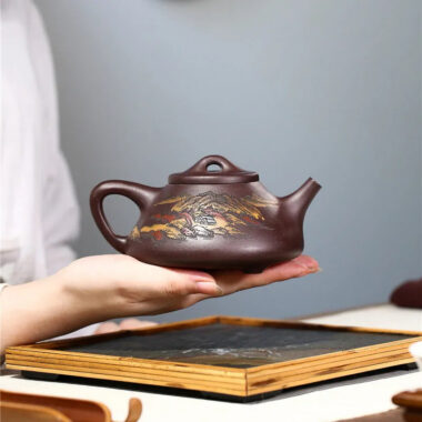 Full Handmade Yixing Zisha Shanshui Color Painted Teapot [Ziye Shi Piao] (Lao Zi Ni – 300ml)