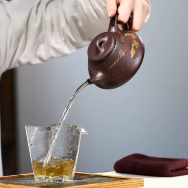 Full Handmade Yixing Zisha Shanshui Color Painted Teapot [Ziye Shi Piao] (Lao Zi Ni – 300ml)