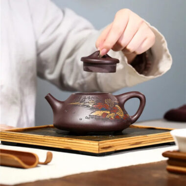 Full Handmade Yixing Zisha Shanshui Color Painted Teapot [Ziye Shi Piao] (Lao Zi Ni – 300ml)