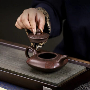 Full Handmade Yixing Zisha Teapot [Fu Yun Mian Chang] (Lao Zi Ni – 200ml)