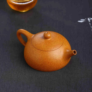Full Handmade Yixing Zisha Teapot [Half Moon Pot] (Wucai Lao Duan Ni – 180ml)