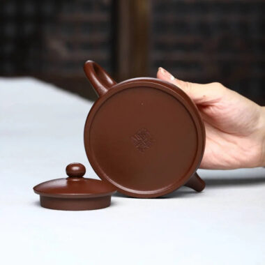 Full Handmade Yixing Zisha Teapot [Half Moon Pot] (Zi Ni – 180ml)