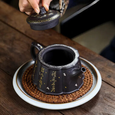 Full Handmade Yixing Zisha Teapot [Jin Ling Hua] (Hei Luolan – 350ml)