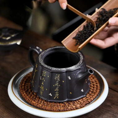 Full Handmade Yixing Zisha Teapot [Jin Ling Hua] (Hei Luolan – 350ml)