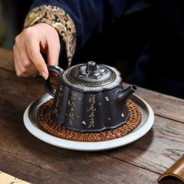 Full Handmade Yixing Zisha Teapot [Jin Ling Hua] (Hei Luolan – 350ml)