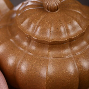 Full Handmade Yixing Zisha Teapot [Jin Nang Xiao Ying Pot] (Wucai Lao Duan Ni – 260ml)