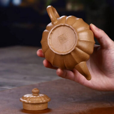 Full Handmade Yixing Zisha Teapot [Jin Nang Xiao Ying Pot] (Wucai Lao Duan Ni – 260ml)