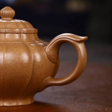 Full Handmade Yixing Zisha Teapot [Jin Nang Xiao Ying Pot] (Wucai Lao Duan Ni – 260ml)
