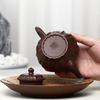 Full Handmade Yixing Zisha Teapot [Jin Nang Xiao Ying Pot] (Zi Ni – 230ml)