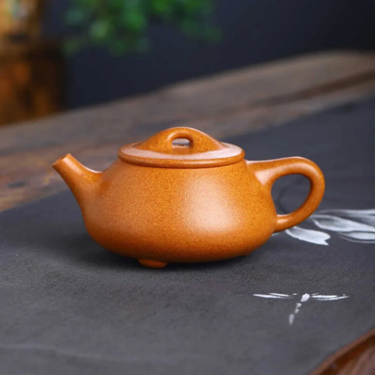 Full Handmade Yixing Zisha Teapot [Jingzhou Shi Piao Pot] (Wucai Lao Duan Ni – 300ml)