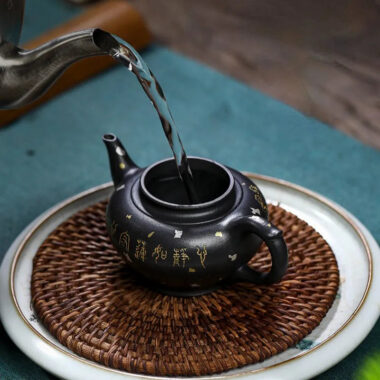 Full Handmade Yixing Zisha Teapot [Jixiang Xiao Ying] (Hei Luolan – 120ml)