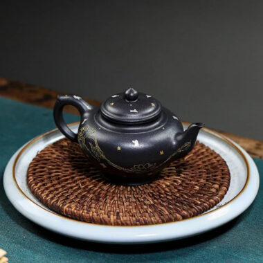 Full Handmade Yixing Zisha Teapot [Jixiang Xiao Ying] (Hei Luolan – 120ml)