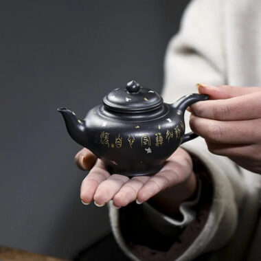 Full Handmade Yixing Zisha Teapot [Jixiang Xiao Ying] (Hei Luolan – 120ml)
