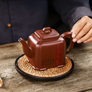 Full Handmade Yixing Zisha Teapot [Kong Rong Rang Li] (Di Cao Qing – 550ml)
