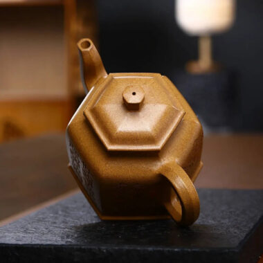 Full Handmade Yixing Zisha Teapot [Liufang DeZhong Pot] (Wucai Lao Duan Ni – 520ml)
