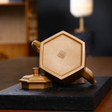 Full Handmade Yixing Zisha Teapot [Liufang DeZhong Pot] (Wucai Lao Duan Ni – 520ml)