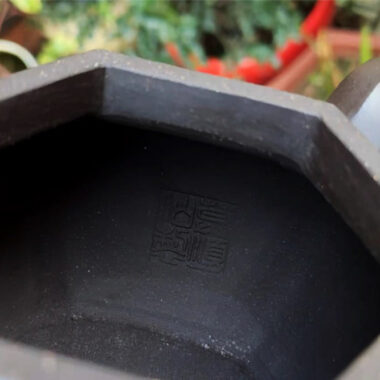 Full Handmade Yixing Zisha Teapot [Liufang Fanggu Pot] (Shi Huang – 280ml)